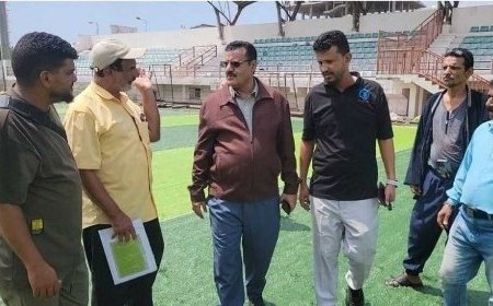 مدير عام المنصورة يتفقد سير مشروع تعشيب ملعب نادي أهلي عدن..