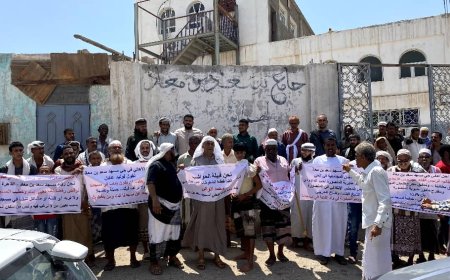 وقفة احتجاجية أمام مسجد سعد بن معاذ للمطالبة بعدم تغيير إمام المسجد