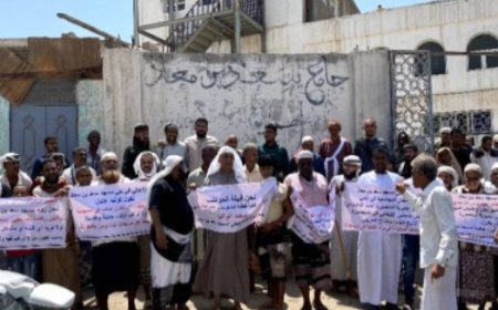 محتجون في المنصورة يطالبون بعدم تغيير إمام مسجد بن معاذ ويثمنون جهود الداؤودي الحريبي في دعم مطالبهم ..