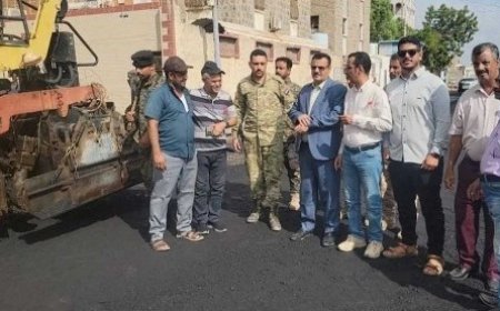 برعاية وزير الدولة - محافظ العاصمة عدن - أحمد حامد لملس..الداؤودي يدشن أعمال الأسفلت في شارع الحريش..