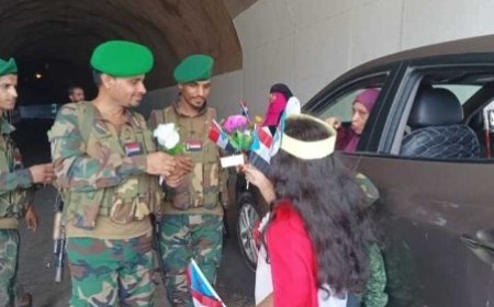 بمناسبة ذكرى ثورة 14 أكتوبر المجيد.. توزيع أعلام وورد على نقاط عسكرية في العاصمة عدن..