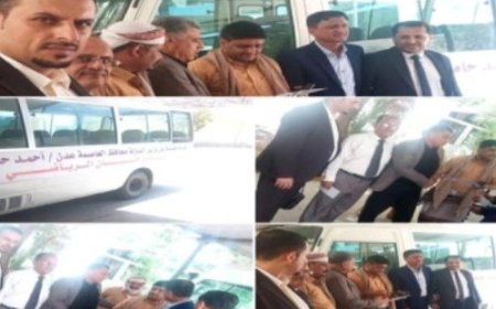 رئيس نادي حسان الرياضي يتسلم هدية من محافظ عدن...