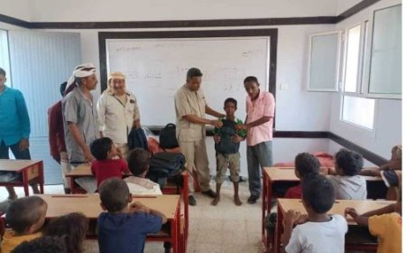 مدير تربية الحديدة يدشن توزيع الحقائب المدرسية في الخوخة..