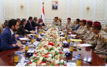 وزير الدفاع يجدد التأكيد: أمن الملاحة مرهون بدعم القوات المسلحة...