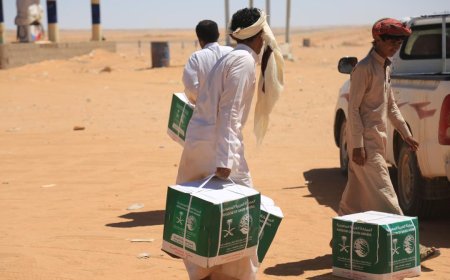مركز الملك سلمان يدشن توزيع المساعدات الغذائية الطارئة للأسر النازحة والمتضررة من العواصف والامطار...