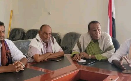 مدير عام صندوق النظافة بالحديدة بهيدر يناقش مع محلي حيس تحسين جودة العمل ..