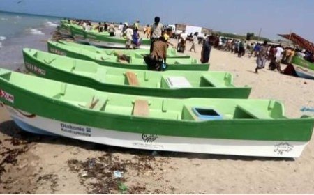 توزيع قوارب مع محركاتها للصيادين في الخوخة  ..
