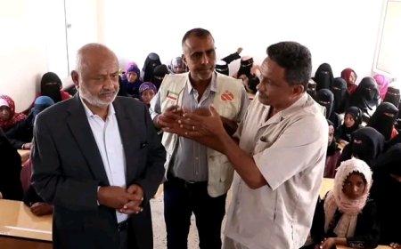 محافظ الحديدة يفتتح مدرسة أساسية للطلاب بقرية شعب نبع في الخوخة ...