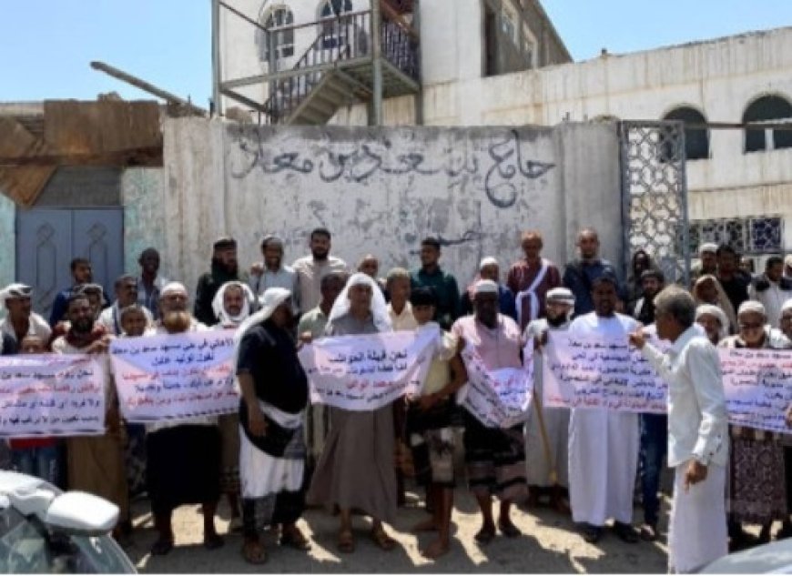 محتجون في المنصورة يطالبون بعدم تغيير إمام مسجد بن معاذ ويثمنون جهود الداؤودي الحريبي في دعم مطالبهم ..