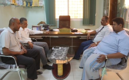 الجمحي يناقش كيفية توفير أجهزة ومعدات طبية لمستشفى الغيل وتوفير الطاقة الشمسية للمرافق الصحية بمديرية غيل باوزير 