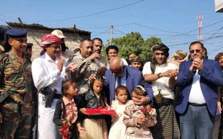 محافظ الحديدة يفتتح مشروع رصف وتوسعة شارع الشهداء في مدينة الخوخة...