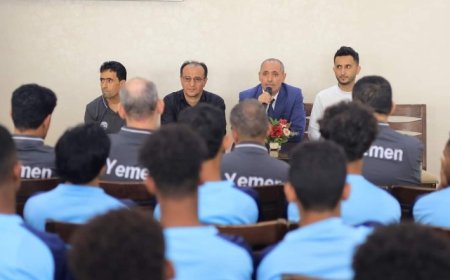 وكيل أول محافظة تعز يلتقي بعثة المنتخب الوطني لكرة القدم..