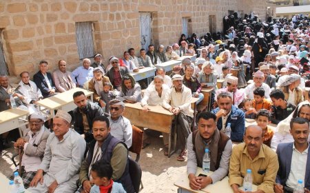 تحت شعار "من أجل تعليم أفضل" أقيم حفل تكريمي لطلاب وطالبات مدرستي الفقيد عبدالله محمد سيف و22 مايو للبنات في مدينة تعز...