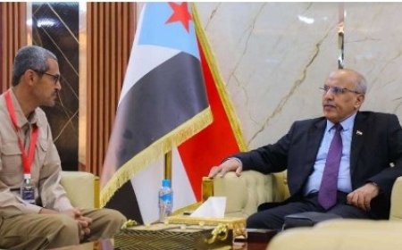 القائم بأعمال رئيس المجلس الانتقالي يجدد رفضه لتوطين النازحين في وادي وصحراء حضرموت..