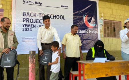 توزيع 500 حقيبة مدرسية في مديرية البريقة من منظمة المساعده الاسلامية