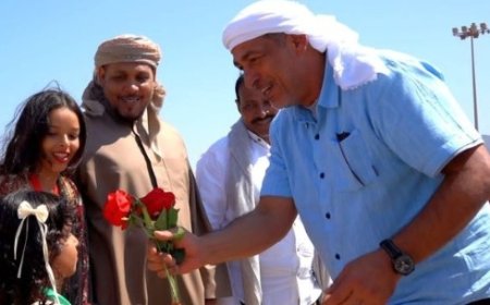 الثقلي يستقبل في مطار سقطرى مندوب مؤسسة خليفة للأعمال الإنسانية بالمحافظة..
