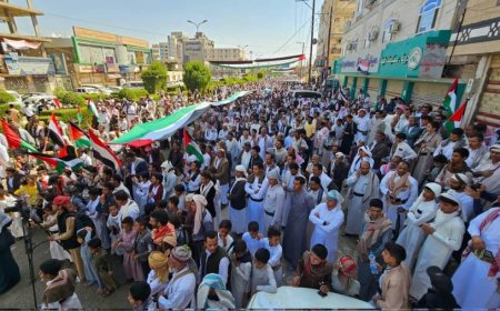 تظاهرات ووقفات احتجاجية غاضبة في عدة مدن يمنية للمطالبة بوقف حرب الإبادة الإسرائيلية بحق الفلسطينيين.