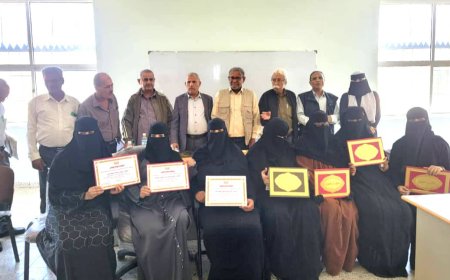 مكتب الزراعة والري بتعز يكرّم ميسّري المدارس الحقلية ويحتفي بإنجاز المشروع الزراعي..