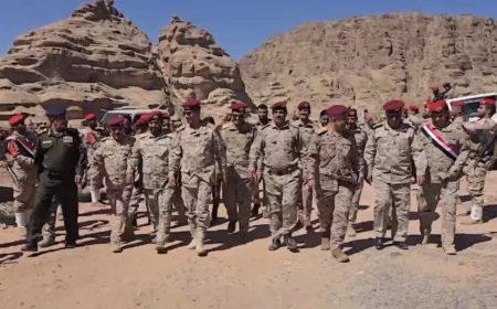 لجنة عسكرية تزور محور علب وتطلع على سير العمليات العسكرية