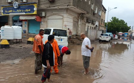 فرق الصرف الصحي بعدن تواصل شفط مياه الامطار في مديريات المنصورة والشيخ ودار سعد