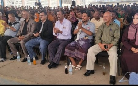 وكيل عدن "مبجر" ومدير عام المنصورة يحضران الحفل الفني بثانوية النعمان للبنين لعيد الاستقلال..