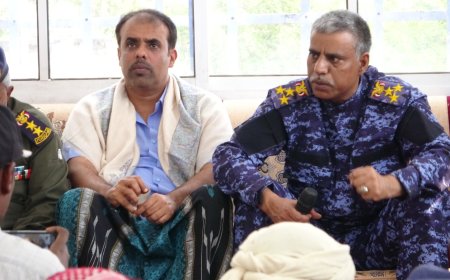 مدير أمن المهرة يناقش الوضع الأمني مع السلطة المحلية ومشايخ حوف..