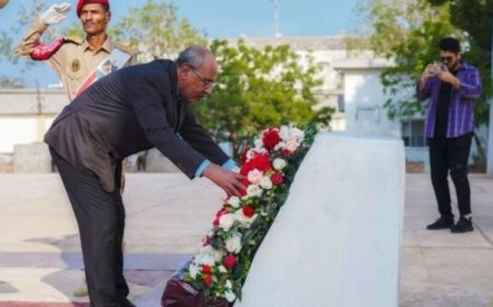 الكثيري يضع إكليلا من الزهور على ضريح الجندي المجهول بساحة النصب التذكاري لشهداء الجنوب..