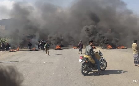 عاجل: غاضبون يقطعون خط رئيسي في تعز(صور)