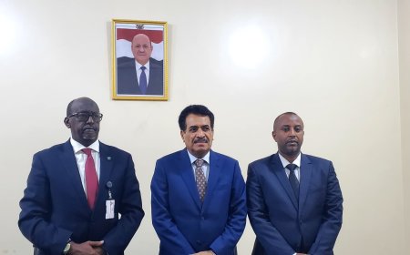 السفير بلفقيه : يلتقي القائم بأعمال السفارة الصومالية لدى اليمن لبحث سبل تعزيز وتطوير العلاقات الثنائية بين البلدين