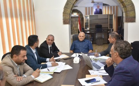 محافظ تعز يناقش تقارير انجاز المشاريع التنموية والخدمية..
