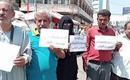 وقفة احتجاجية للموظفين النازحين امام السلطة المحلية في محافظة تعز ..