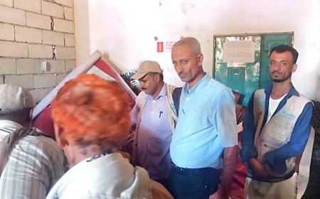 مدير مكتب الشئون الاجتماعية بردفان يتفقد سير صرف التحويلات النقدية لمستفيدي الضمان الاجتماعي 