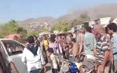 تظاهر العشرات من أبناء عزلة وادي بني خولان في مدينة تعز...