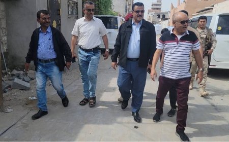 برعاية وزير الدولة - محافظ العاصمة عدن - أحمد حامد لملس..مدير عام المنصورة يتفقد مشروع الرصف الحجري بمنطقة ريمي..