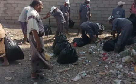 حملة لإزالة المخلفات الصلبة من أحياء مديرية الخوخة ..