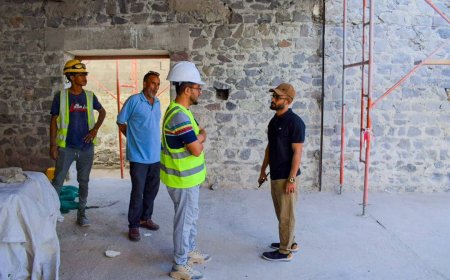 عدن.. مدير صيرة يطلع على مشروعي رصف شارع سالم علي وتأهيل سينما أروى