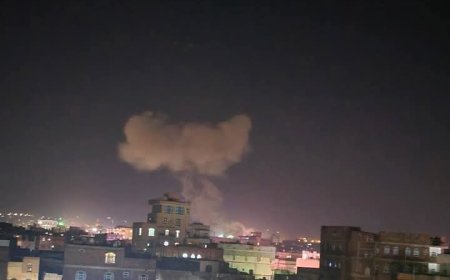 عاجل:صورة اولية.. لحظة تصاعد اعمدة الدخان من قلب صنعاء جراء غارات جوية 