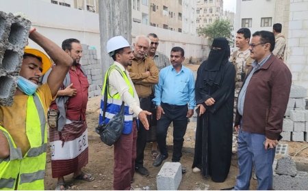 بتكلفة ( 100 ) ألف دولار..     *مدير عام المنصورة يتفقد مشروع تركيب منظومة الطاقة الشمسية بجمع خديجة بنت خويلد التعليمي "للبنات"*