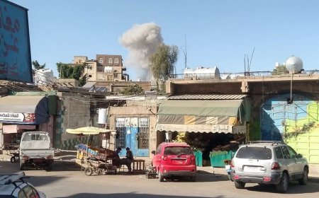 عاجل: صور أولية..لحظة تصاعد الدخان من مقر وزارة الدفاع في صنعاء عقب غارات جوية 