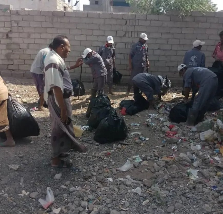 حملة لإزالة المخلفات الصلبة من أحياء مديرية الخوخة ..