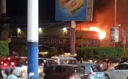 عاجل:حريق يلتهم محل تجاري في عدن (صورة)