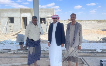 شبوة: مدير هيئة المصايد برفقة رئيس انتقالي رضوم والمسؤول المالي للهيئة يتفقد العمل في انشاء مركز الانزال السمكي بعرقة