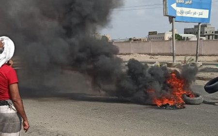 عاجل:محتجون يقطعون طريق رئيسي في لحج (صورة)