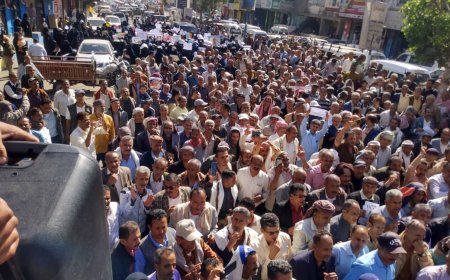 مسيرة احتجاجية حاشدة لآلاف المعلمين رفضاً لقرار إيقاف الإضراب..