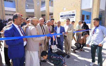 مؤسسة الشيخ حمود سعيد المخلافي تسلم مدرسة المعاقين ذهنيا 5 باصات نقل 