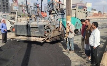 بتوجيهات وزير الدولة - محافظ العاصمة عدن - مدير عام المنصورة يؤكد الحرص على صيانة وتأهيل شوارع المديرية..