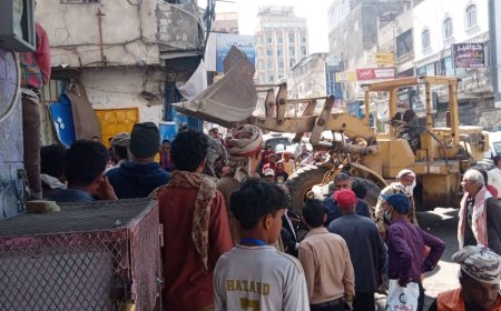 عاجل: بسبب ارتفاع أسعار الصرف..حملة أمنية واسعة بإزالة البسطات في تعز (صورة أولية )