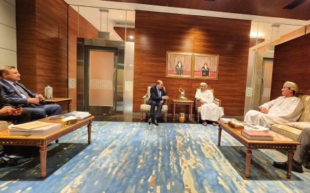 وفد يمني رفيع يصل مسقط في زيارة رسمية لعدة ايام 