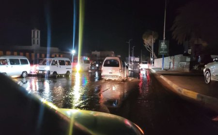 عاجل:فيما المواطنين يعانون من شحة المياه..أنبوب رئيسي يغرق شارع رئيسي في عدن (صورة أولية )