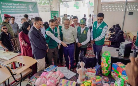 توزيع مستلزمات تعليمية ومقاعد دراسية لمراكز محو الأمية وذوي الإعاقة في حضرموت